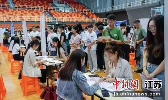 学生和用工单位相关人员进行交流 球探体育比分供图 学生和用工单位相关人员进行交流 球探体育比分供图