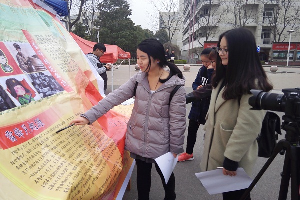 20170327110041606899.jpg 同学们现场观看签名.jpg