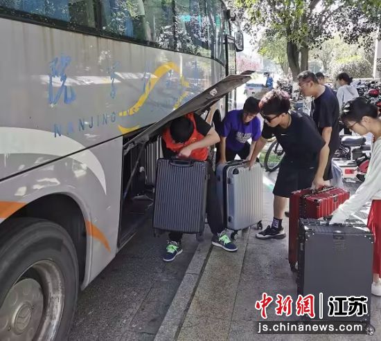志愿者帮助新生搬运行李 球探体育比分供图