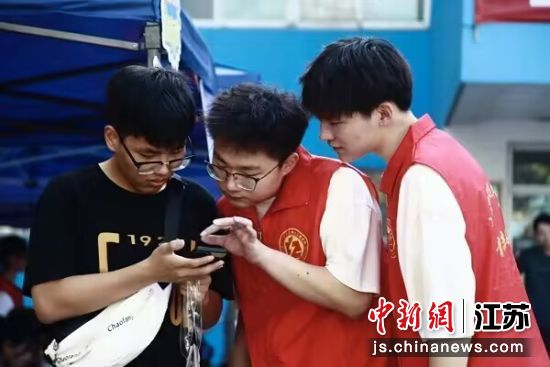 志愿者为新生办理入学手续 球探体育比分供图